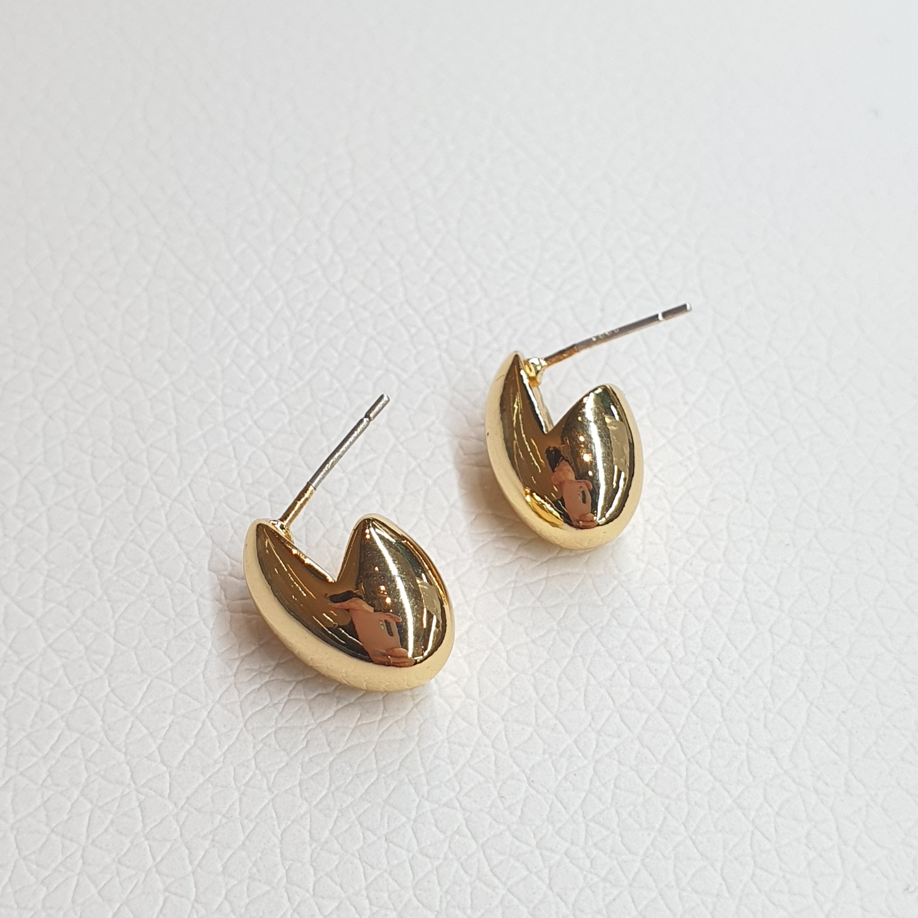 Oval V-Cut Gold Earring