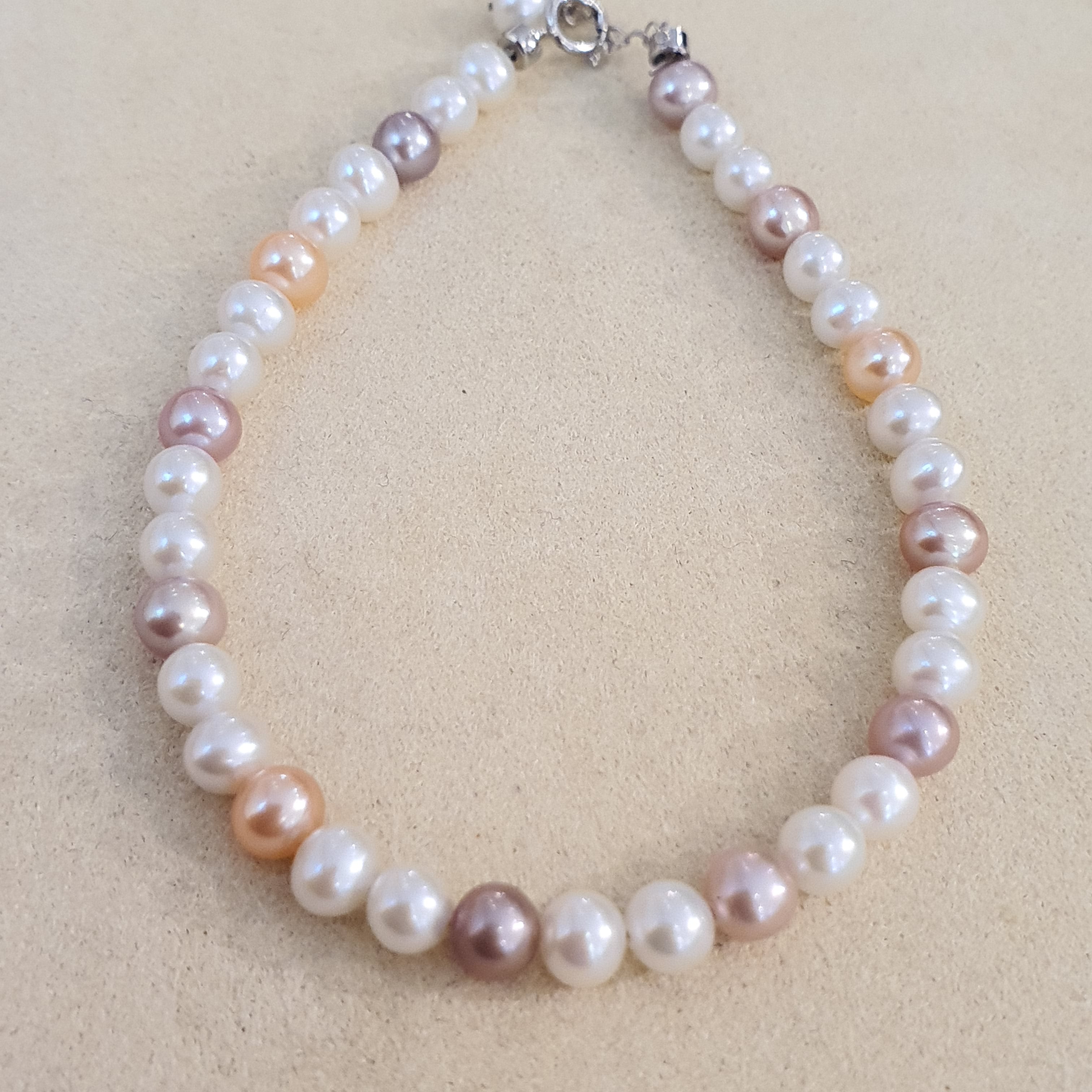 JWS Rainbow High Lustre Pearl Bracelet