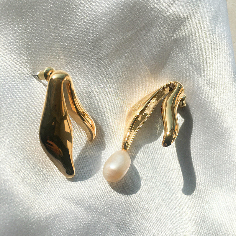 Flowy Leaves Pearl Earring