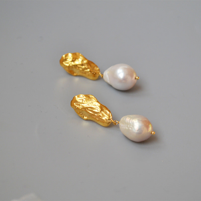 oval gold foil pearl Earring