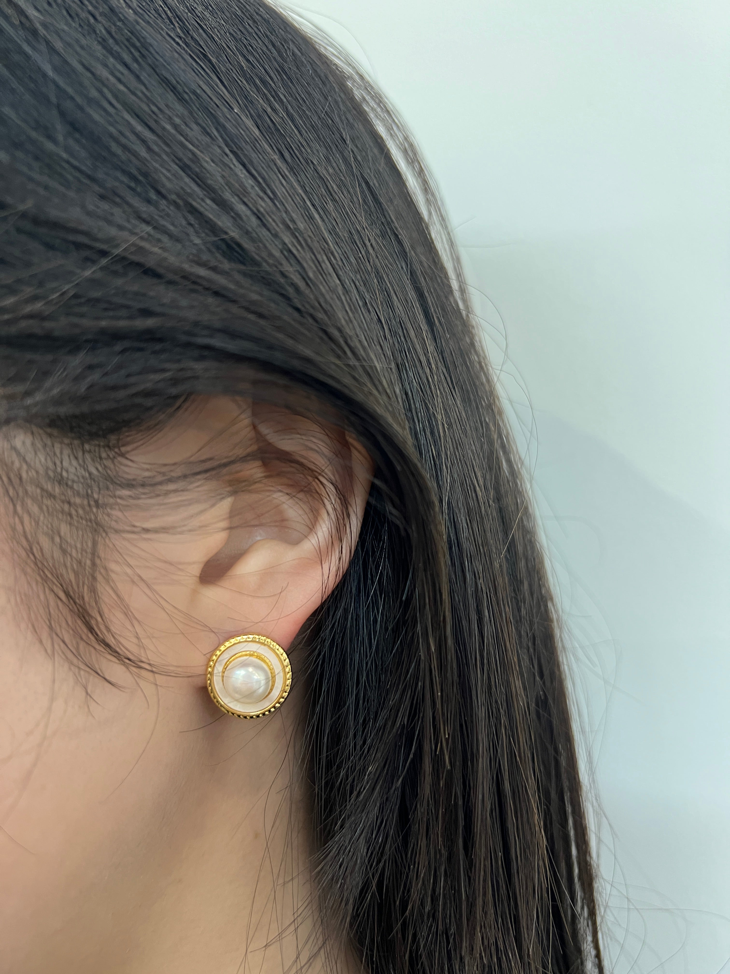 Shell Rim Pearl Paired Earring