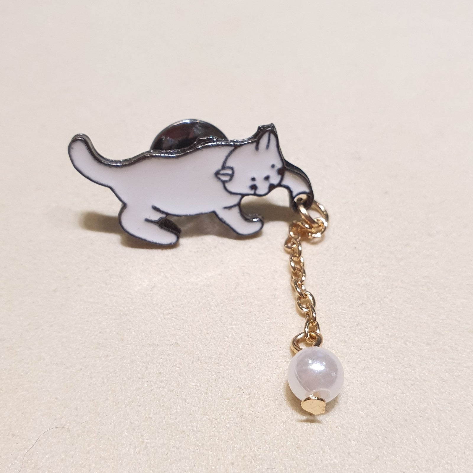 Cat Drop Pearl Pin